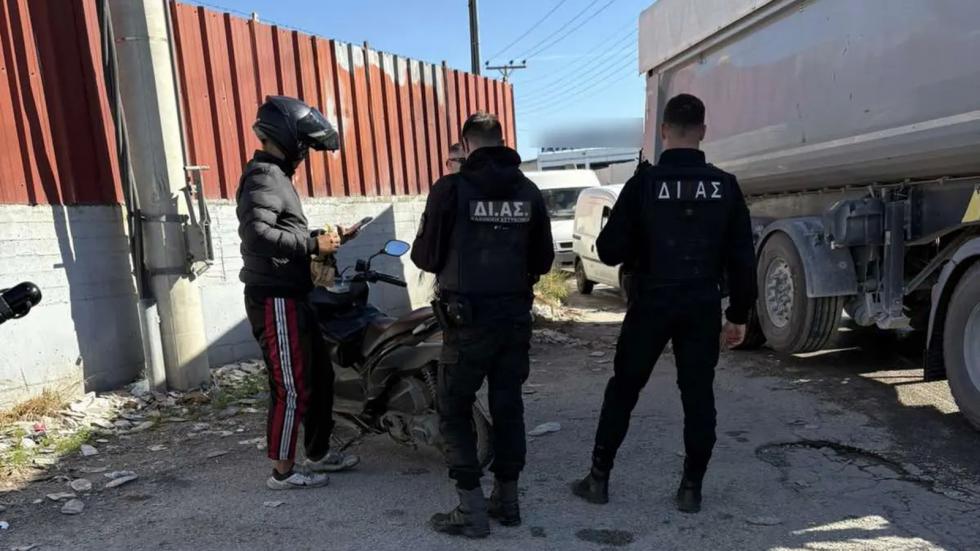 «Σκούπα» σε Ασπρόπυργο-Ίλιον: Με γερανό 16 ΙΧ -Χωρίς δίπλωμα 15 οδηγοί